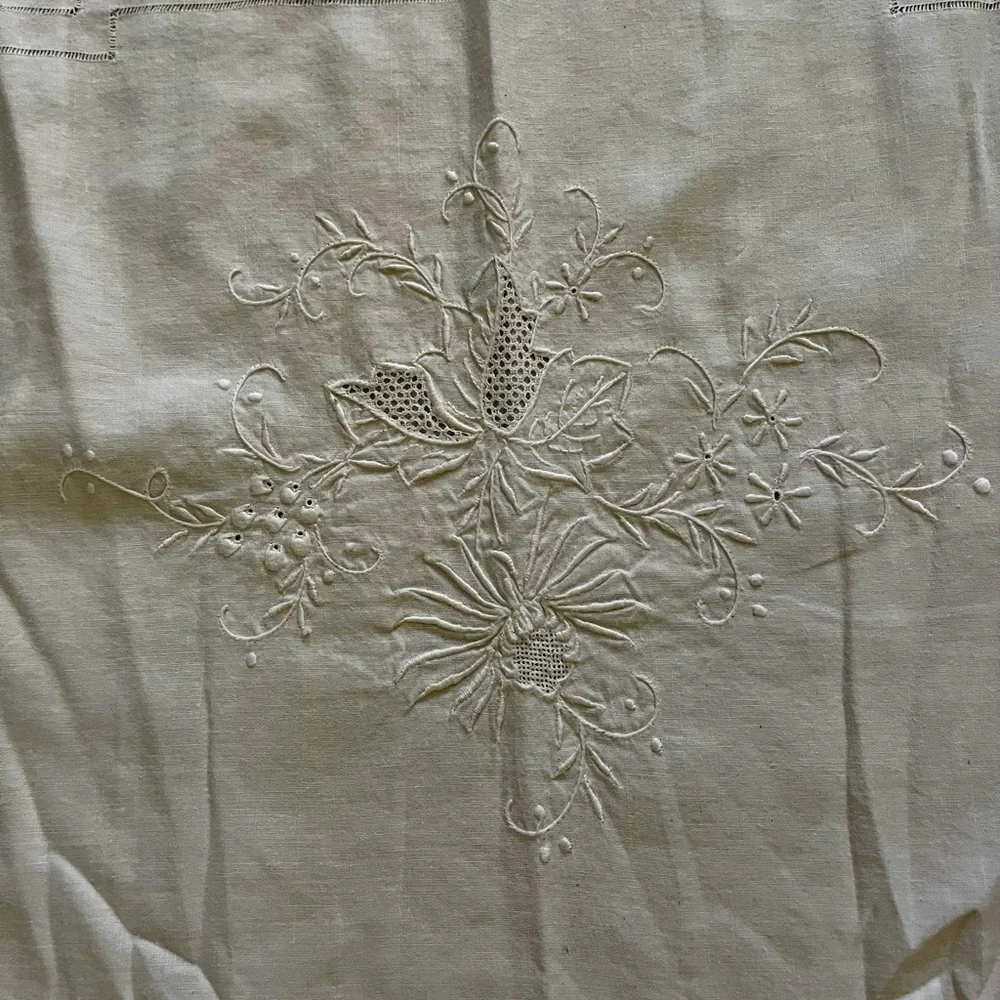 White Lace Trimmed Tablecloth 22/24 inches